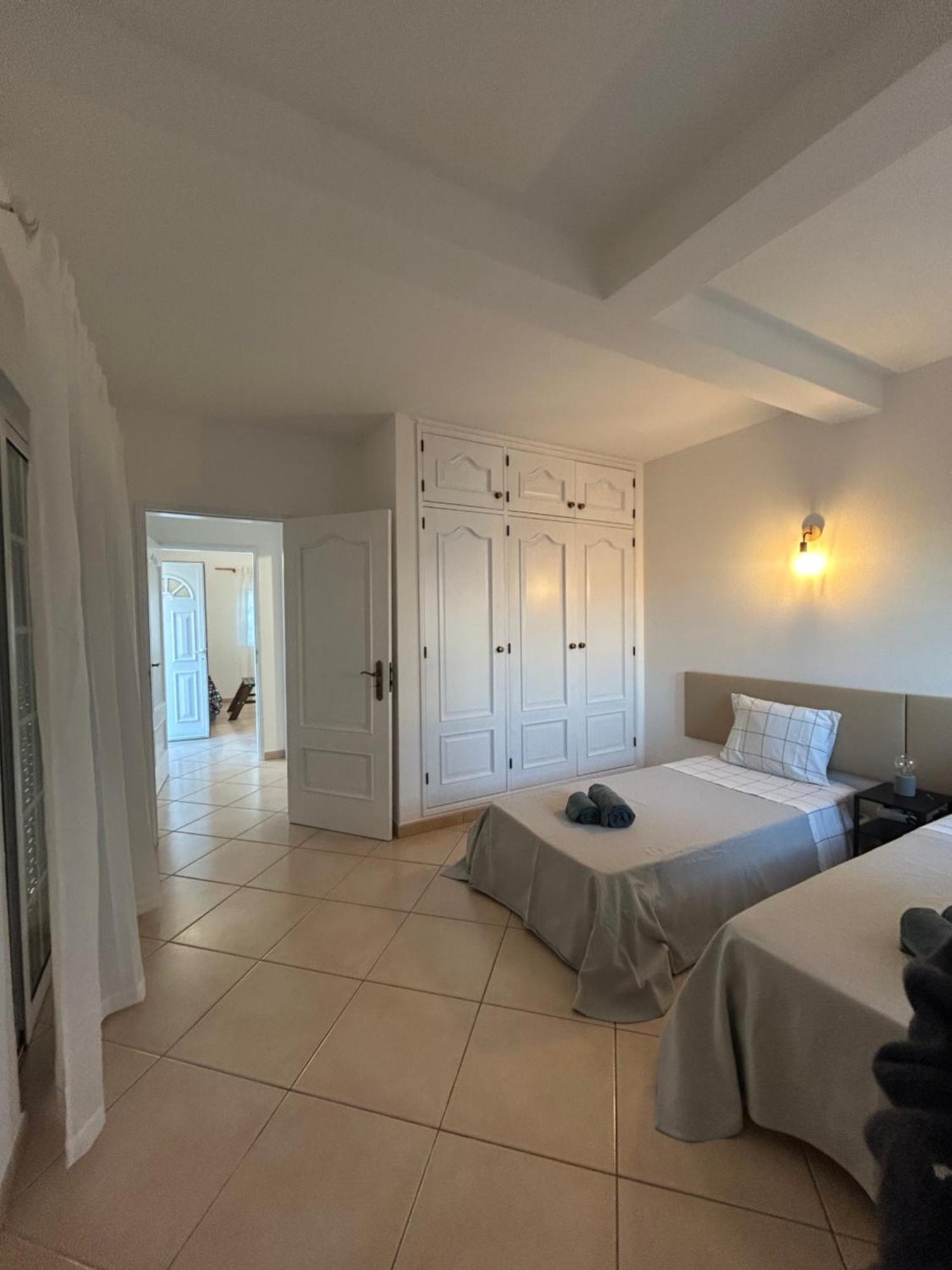 Travellers Guesthouse Lagos Bagian luar foto