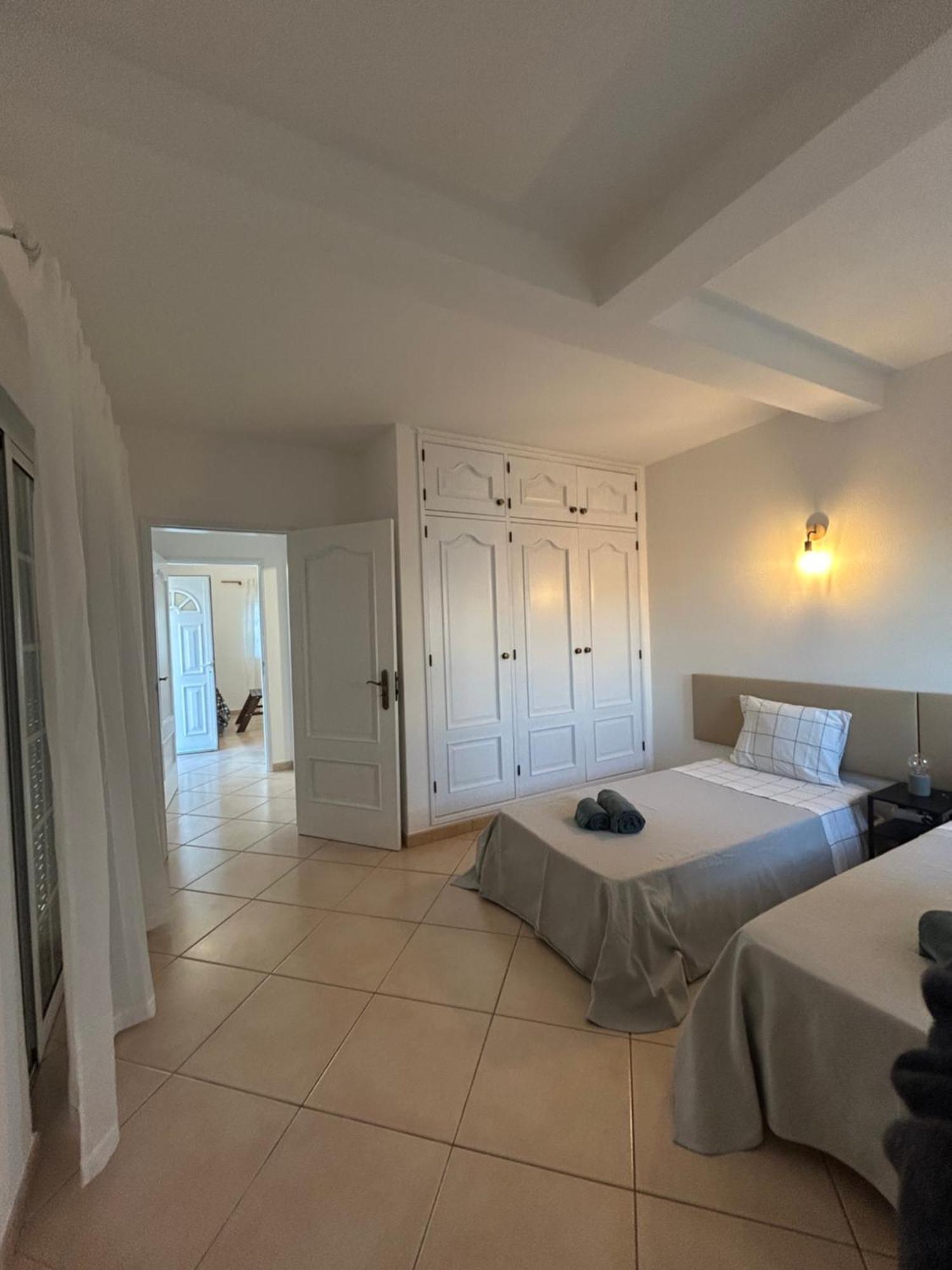 Travellers Guesthouse Lagos Bagian luar foto